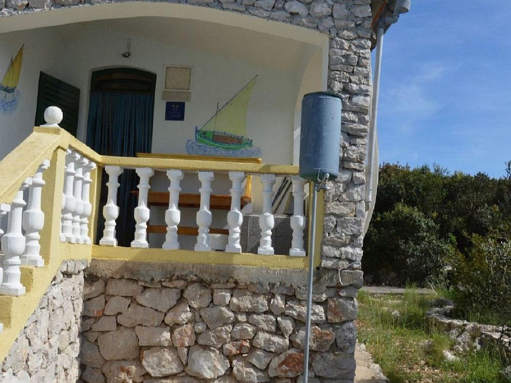 Back to Basics in This Cozy Fisherman's Cottage by the sea on the Island Zizanj Exterior