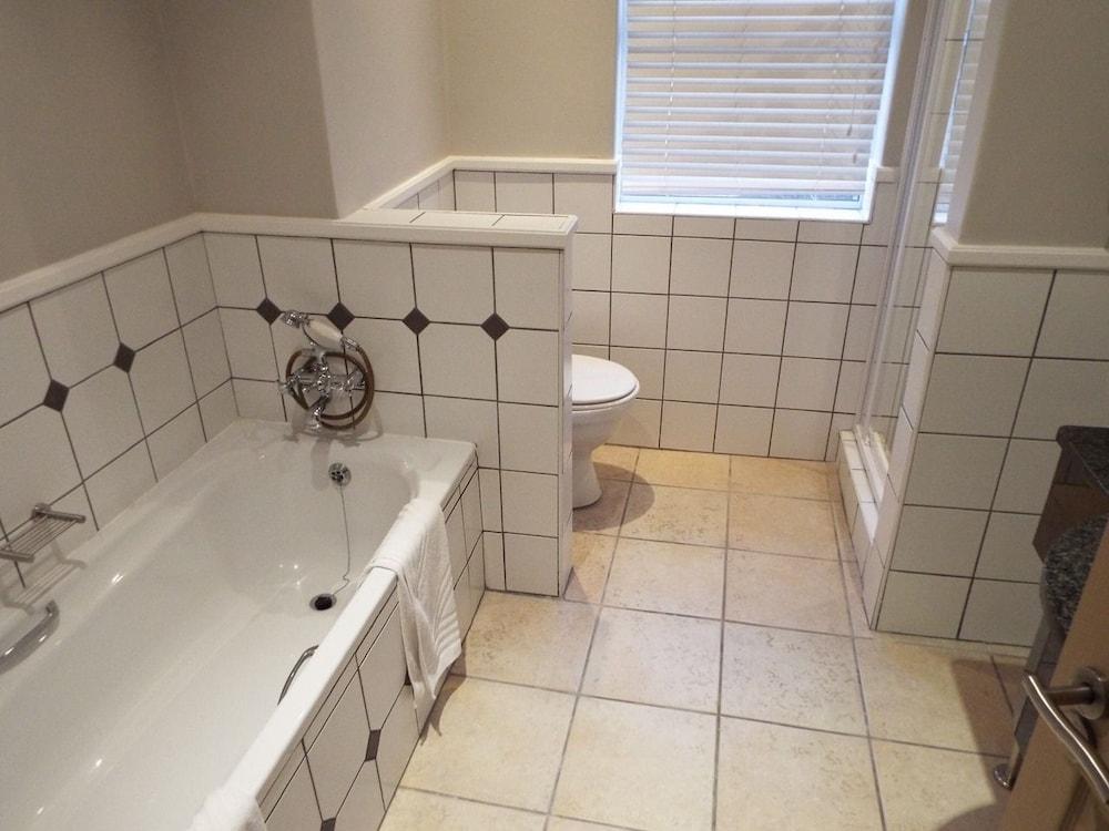 Pinnacle Point Pool Lodge Bathroom