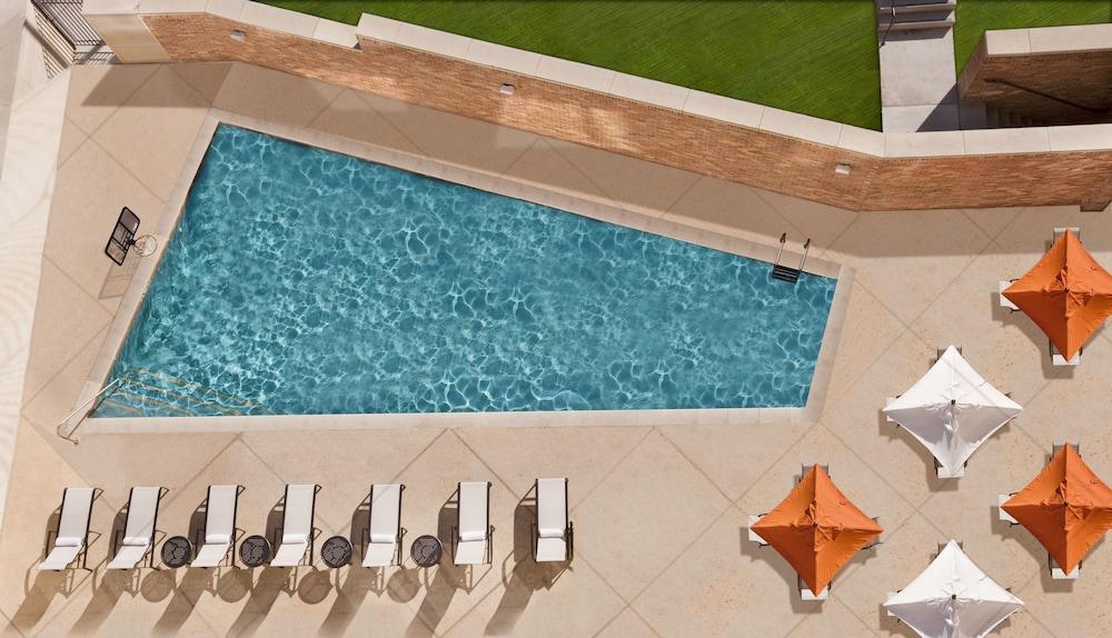 آت آند تي هوتل آند كونفرانس سينتر حمام سباحة مكشوف