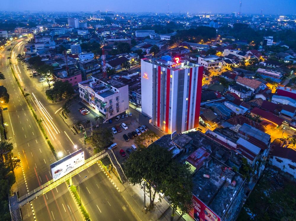 Red Planet Palembang Exterior