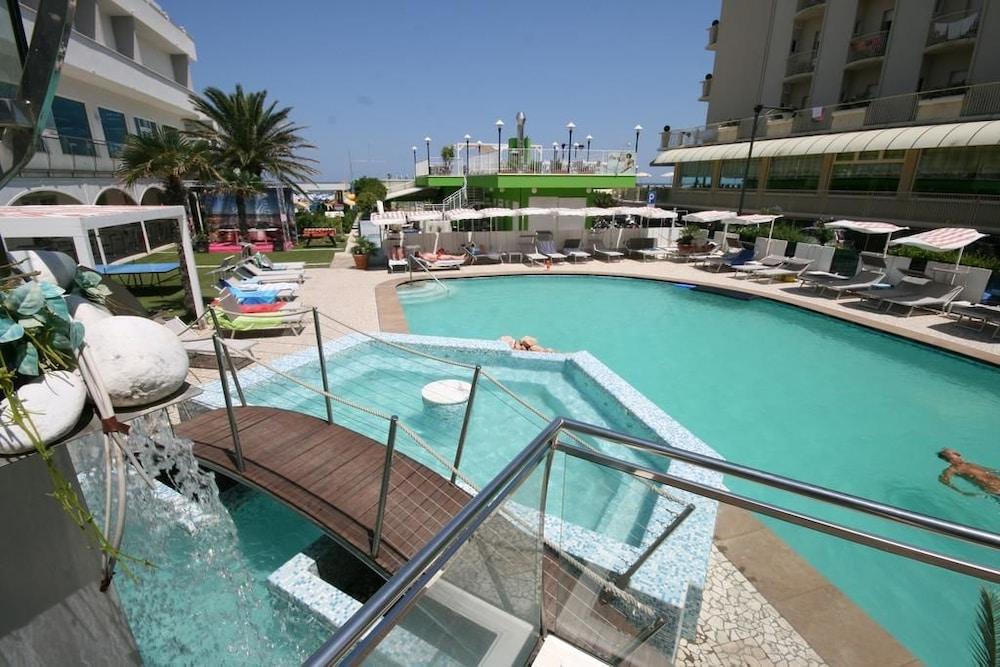 هوتل سبلينديد مير