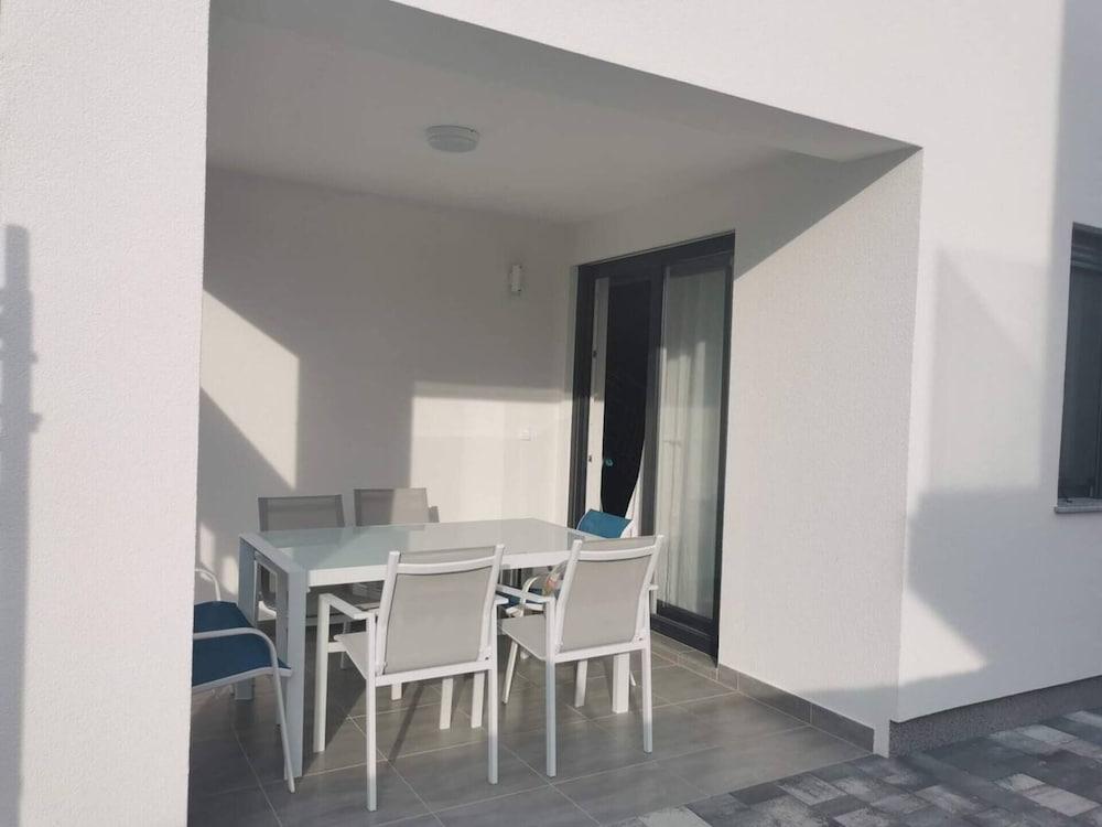 Luxurious 2-bed Appartment in Mandre With Pool Exterior