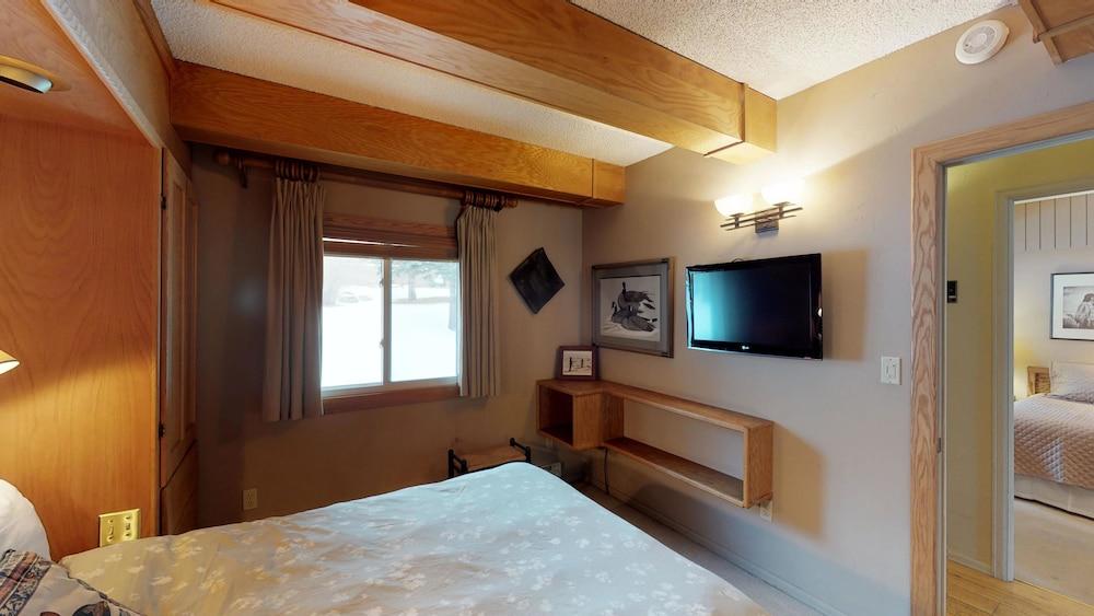 Vantage Point - CoralTree Residence Collection Room