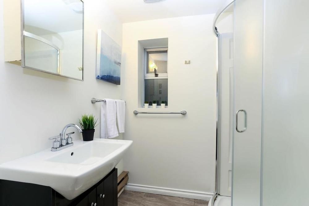 2bdr Suite UBC by Elevate Rooms Bathroom