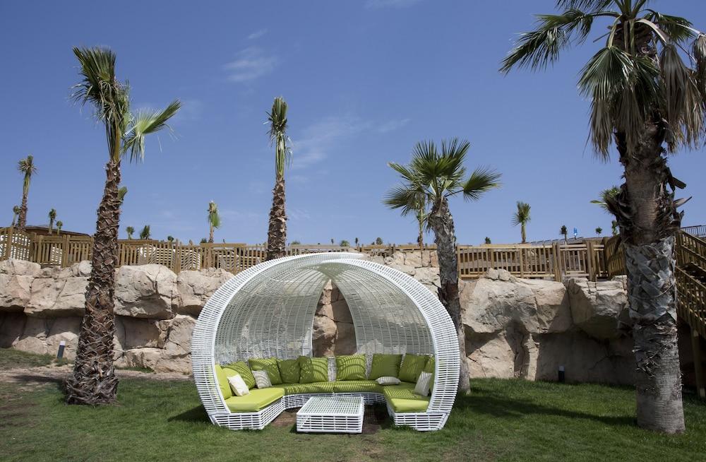 ماجيك ناتورا أنيمال، ووتربارك آند بولينيسيان ريزورت المنطقة المحيطة بالمنشأة