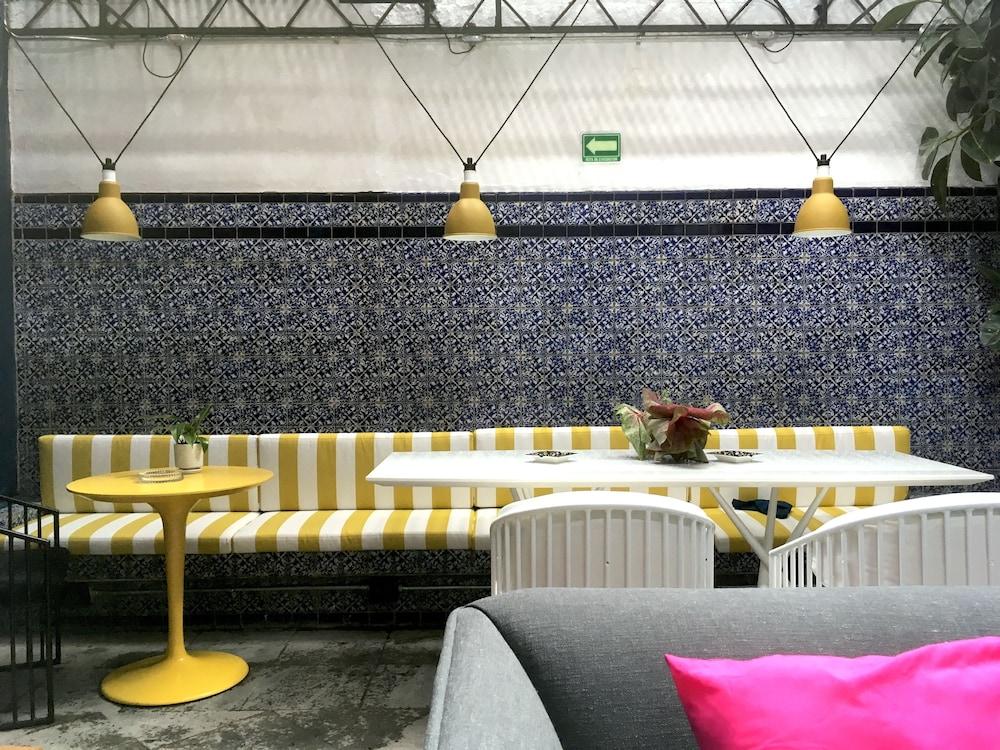 Pug Seal Sentimientos Hotel Interior