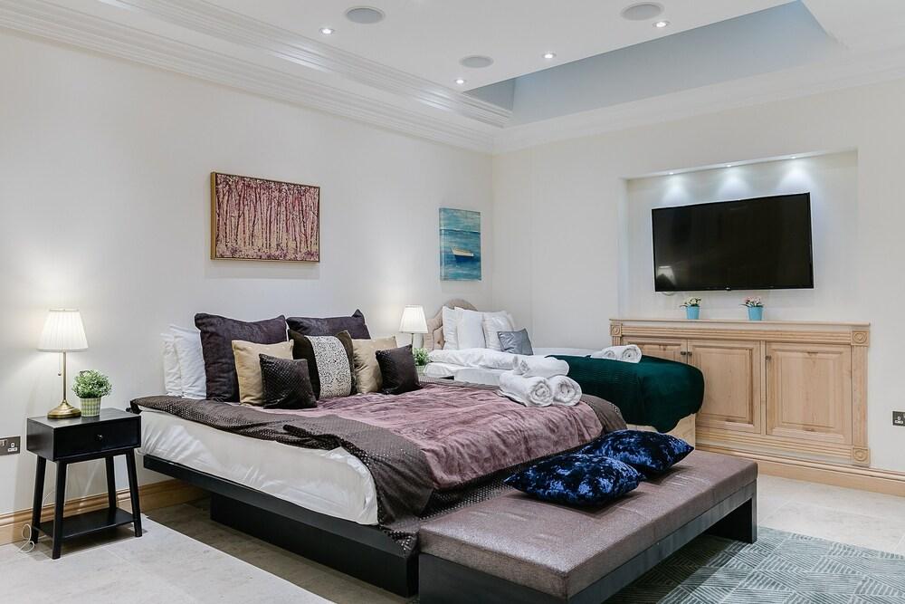 لاكشري 5 بد روم فيلا ويذ باركينج آند إيه سي غرفة