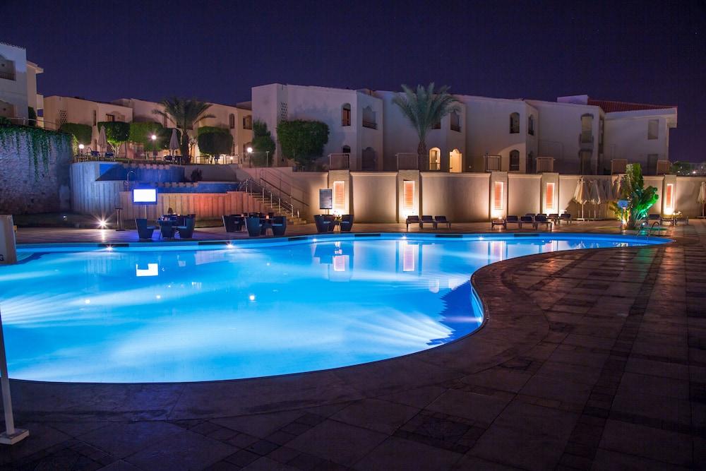 Island View Resort Outdoor Pool