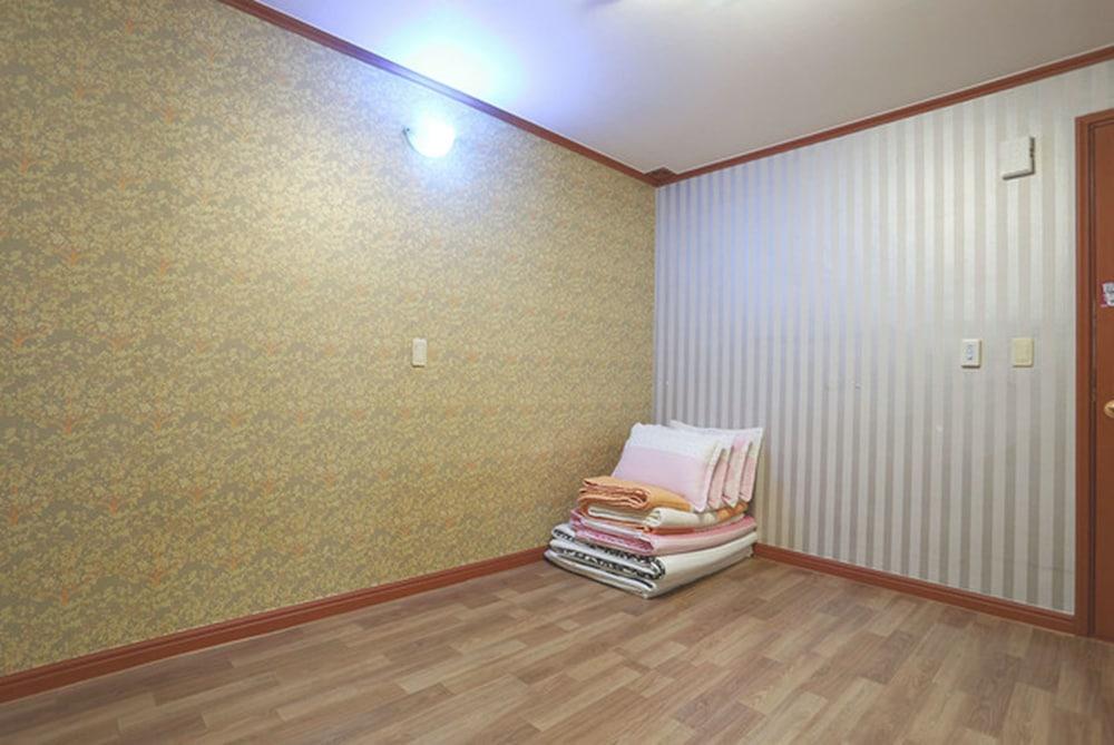 Jeongdongjin Motel Room