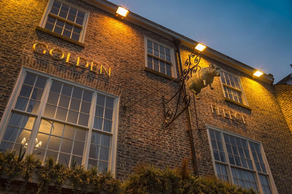 ذا جولدن فليس هوتل، ثيرسك، نورث يوركشير تفاصيل الفندق من الخارج