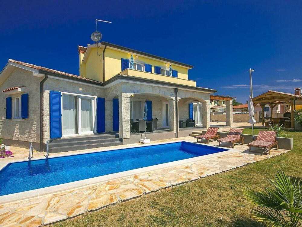 مودرن فيلا إن بورك وذ برايفت بول المنطقة الخارجية