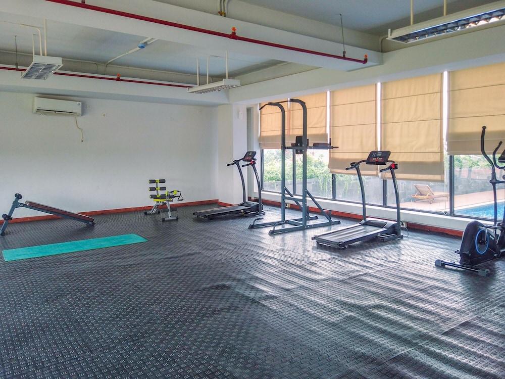 Fully Furnished Studio with Queen Bed at Dave Apartment Exterior