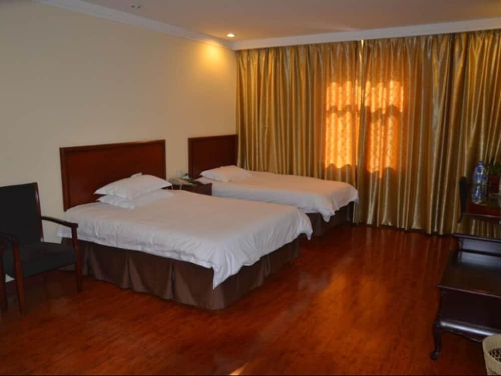 جرين تري إن ويفانج كينغجاو ميديل هايداي رود إلكتريك باور شيل هوتل غرفة