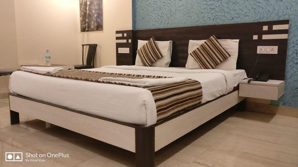 سيفين هيلز باي بيزجرو هوتلز، لونافالا الصورة الأساسية