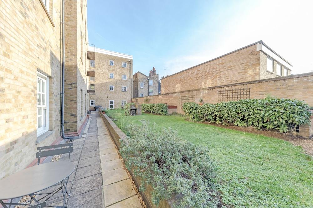 Spacious Apartment in Trendy Islington Exterior