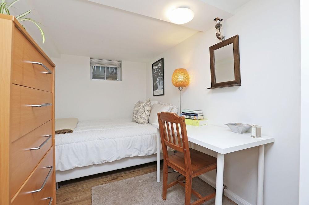 Applewood Suites - Danforth Basement Room