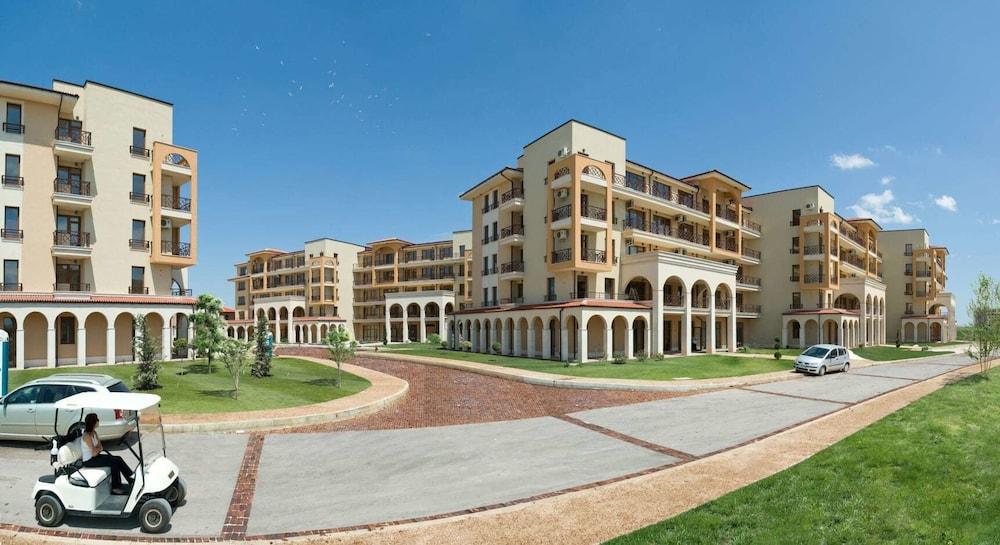 لايتهاوس أبارتمنتس آند فيلاز