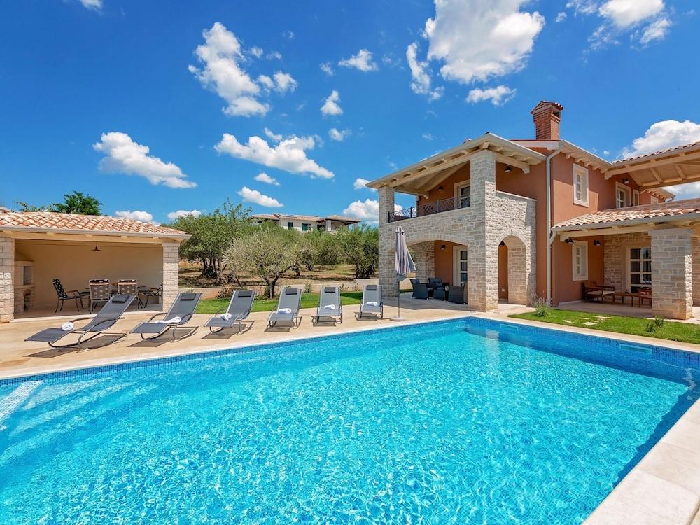 Spacious Villa With Private Swimming Pool in Kaštelir Exterior