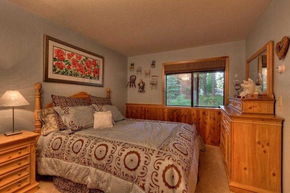 Artist's Haven at Dollar Point by Tahoe Mountain Properties Room