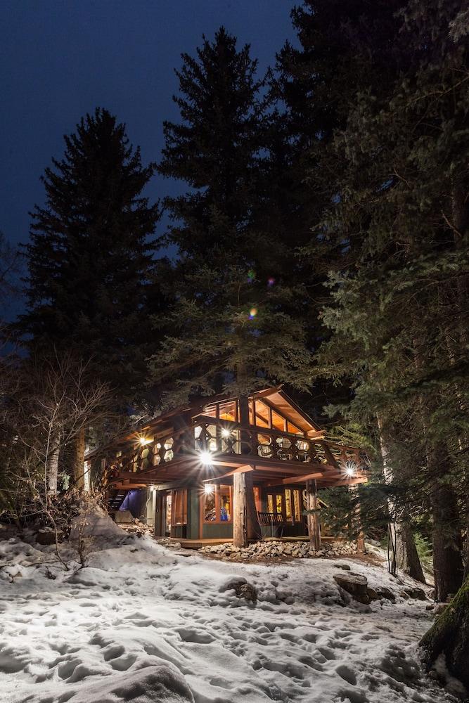 Treehouse by the Stream Exterior
