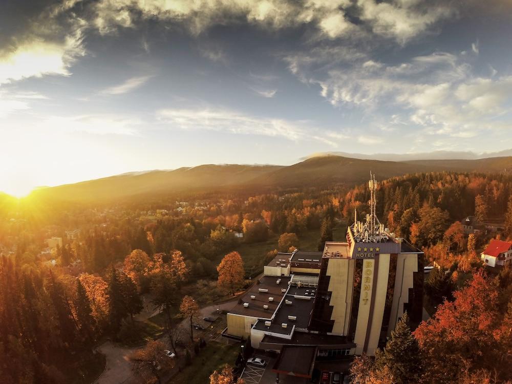 إنترفيريي سبورت هوتل بورنيت