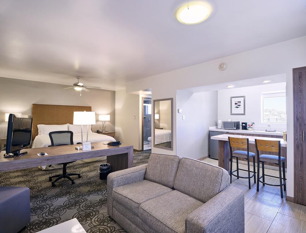 هوليداي إن آند سويتس تشيهواهوا إكسبو