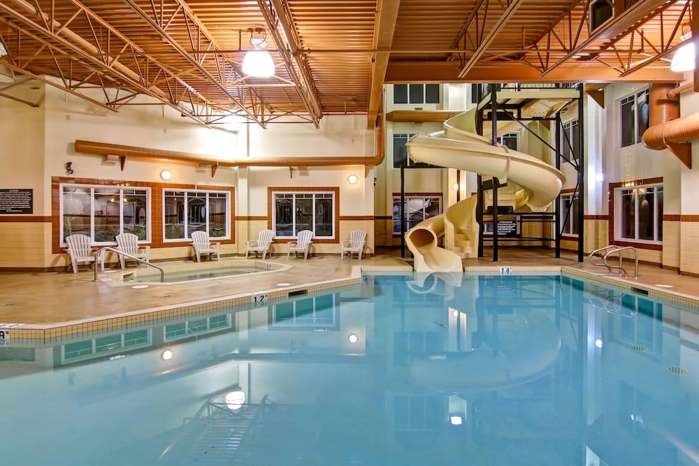 Clarion Pointe Pool
