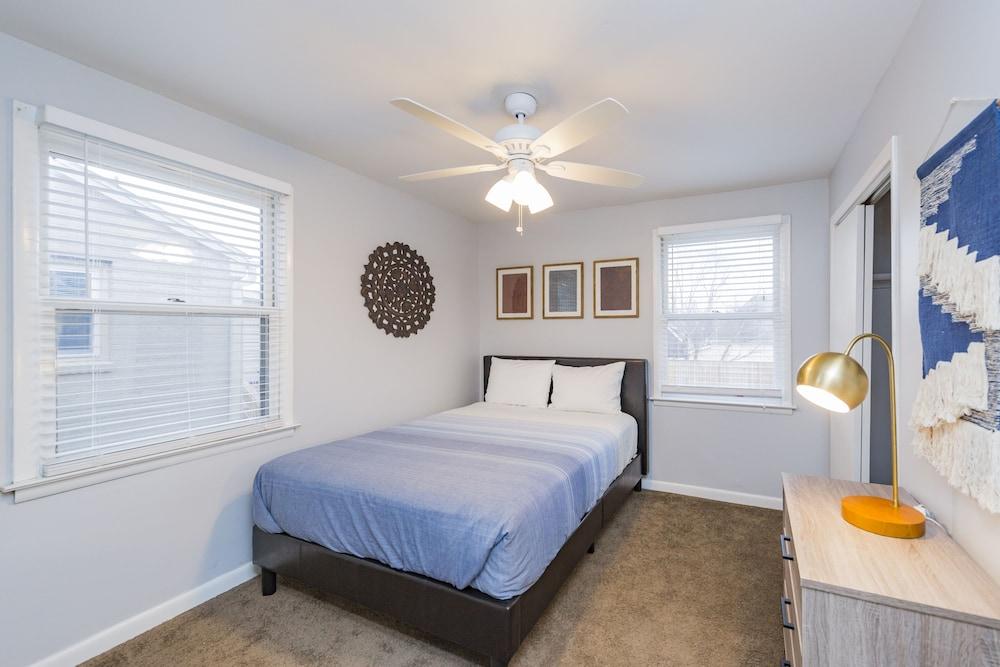 سافور ذا هومي فايب آت إيه شيلد نيست فايف مين داون تاون غرفة