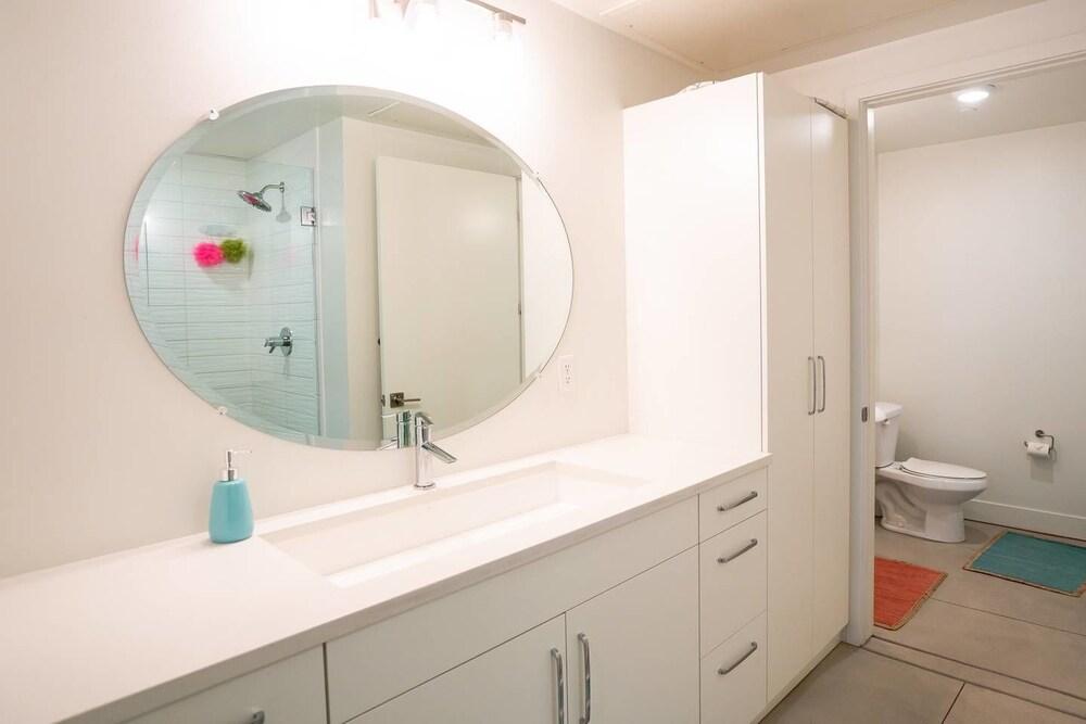 مينيماليست آند ألورينج كوندو، ووك تو مايل هاي حمام