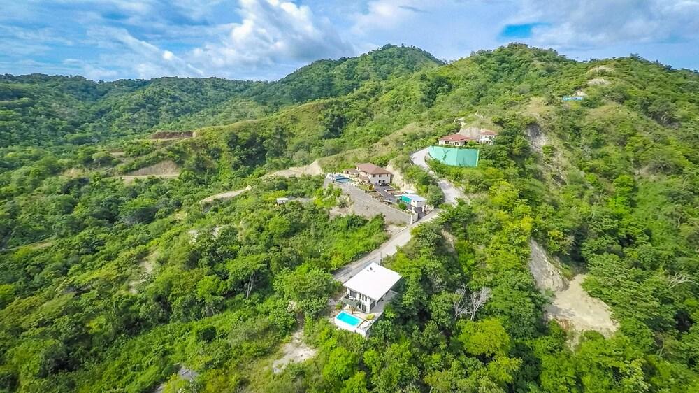 Big, Ultramodern Hillside Home With Private Pool and Endless Ocean Views Exterior