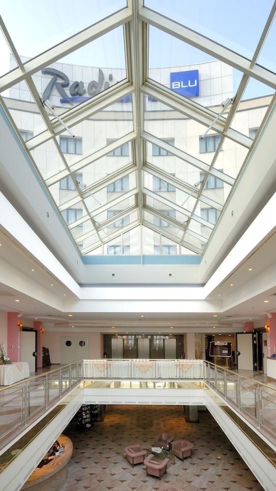 راديسون بلو هوتل، كوتبوس الردهة