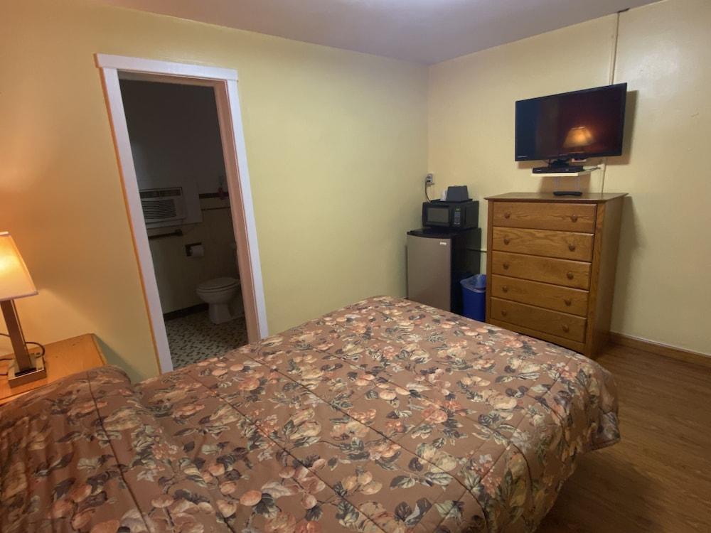 Gateway Inn Room