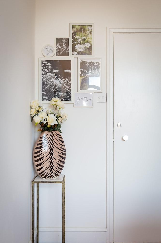 ديزانر 2 بد رومز 2 باث رومز بيهايند سيلف ريدجيز تفاصيل الفندق من الداخل