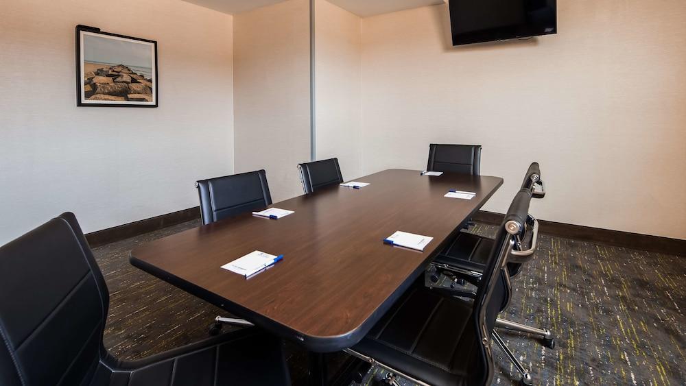 بيست ويسترن فار روكاواي/جاي إف كاي أيربورت أريا هوتل أخرى