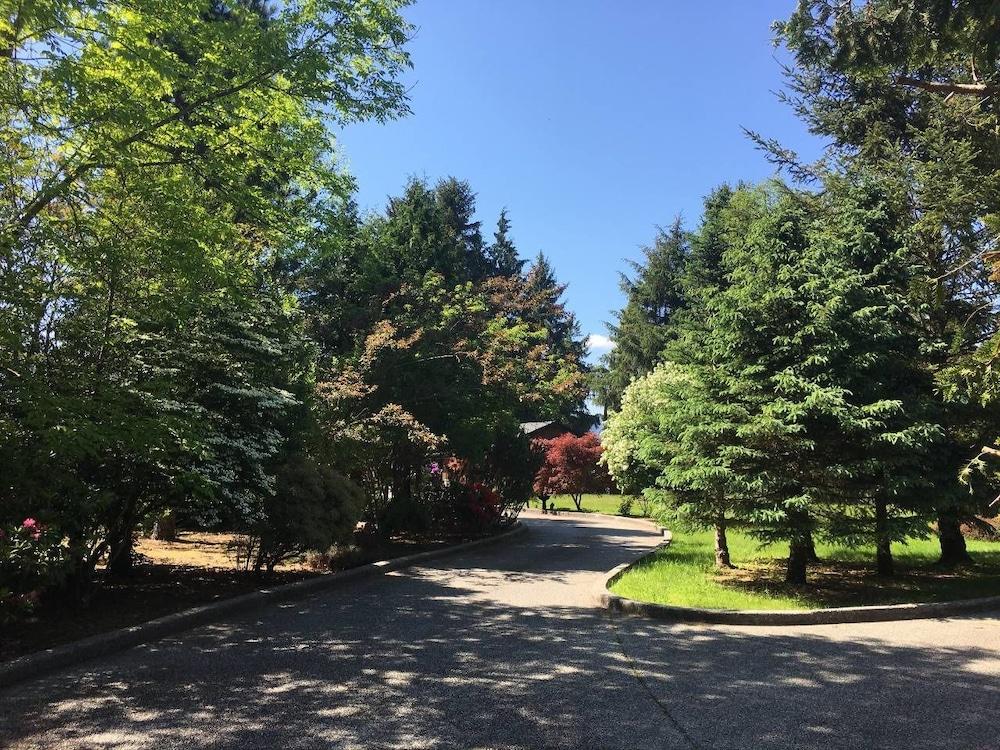 B - Sechelt Private Coastal Home Property Grounds
