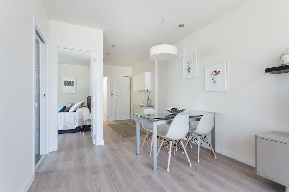 BCN Design Apartment with Portable Wifi Living Area