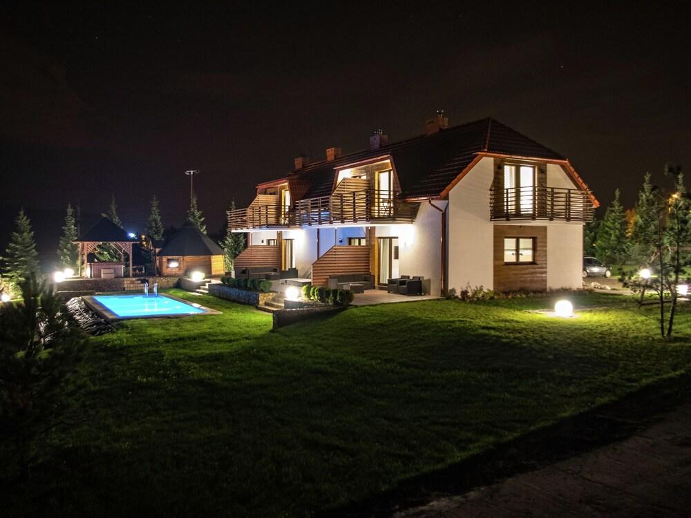 بريميير أبارتمنت إن كراينو بيروزي ويذ سونا المنطقة الخارجية