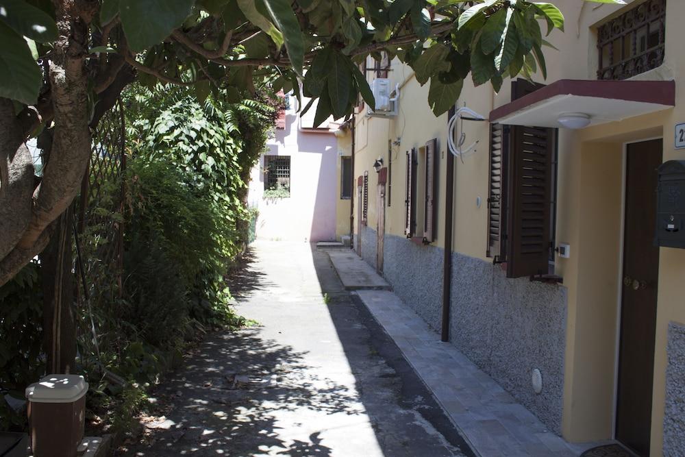 Nice Apartment in an English Style Building On the First Floor, With air Conditioning, Wifi and Sewing Exterior