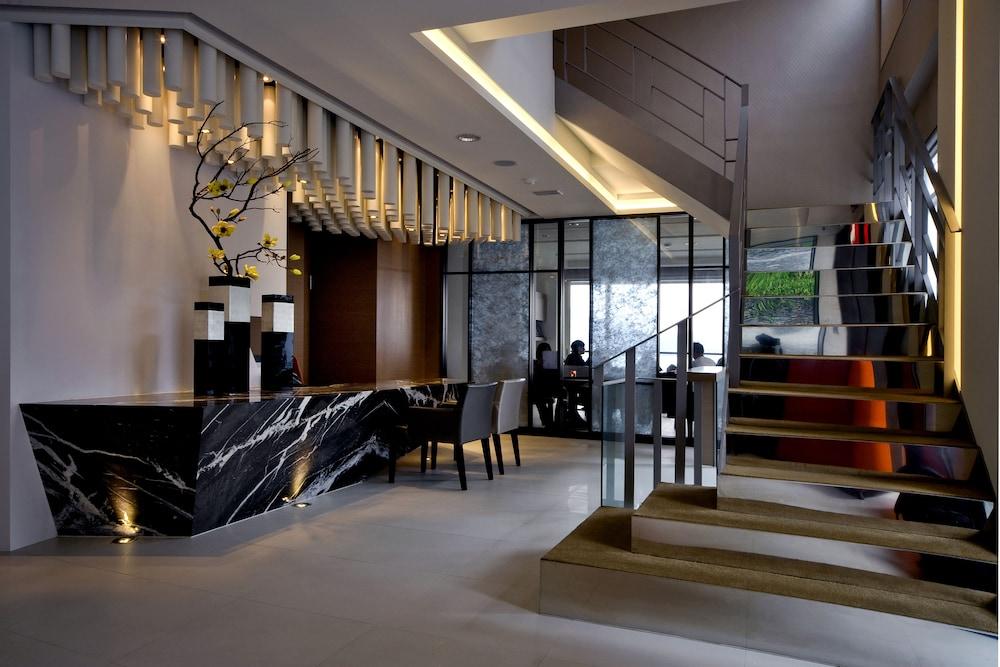 سبا هوم صن مون ليك لاكشري ليك سايد هوتل منطقة الاستقبال