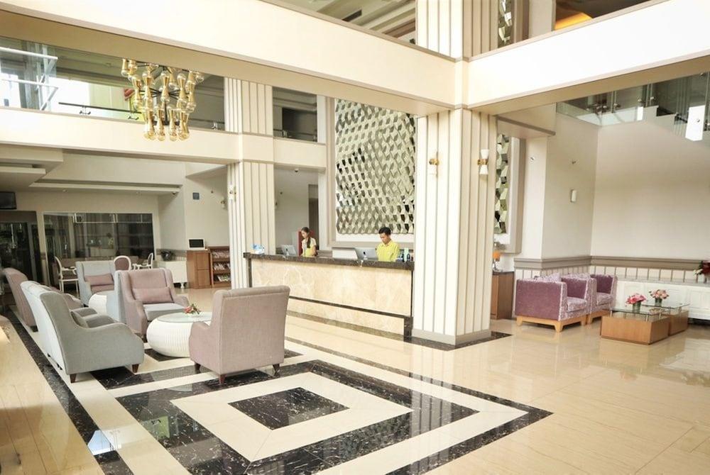 Shakti Hotel Bandung Lobby