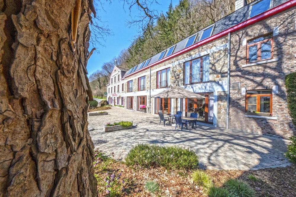 هوستيليري لا فيلا ديس روزز