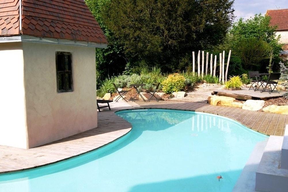 Gite De Pierre et de Lumière Outdoor Pool