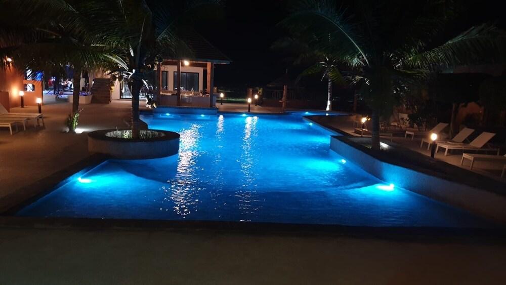 Phenix Somone Outdoor Pool