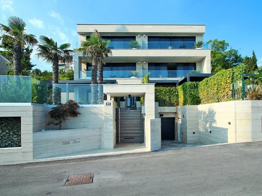 لاكوريوس تو بد روم أبارتمنت ويذ آه سي فيو إن كريكفينيكا المنطقة الخارجية