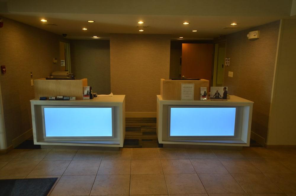 هوليداي إن إكسبرس هوتل آند سويتس وارنتن بي آيتش جي منطقة الاستقبال