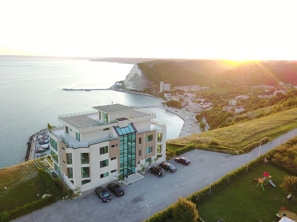 Calithea Complex Featured Image