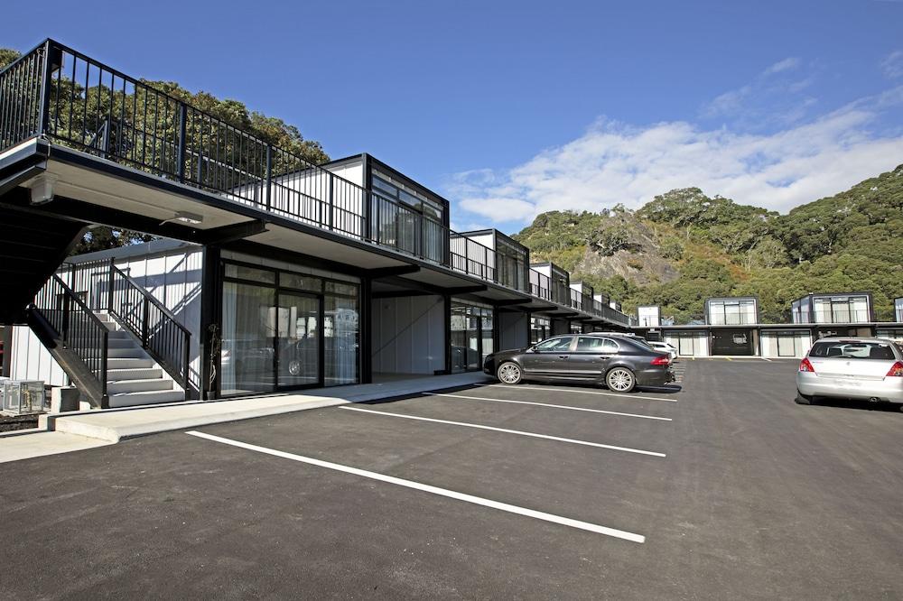 The Com Plex Motel Exterior