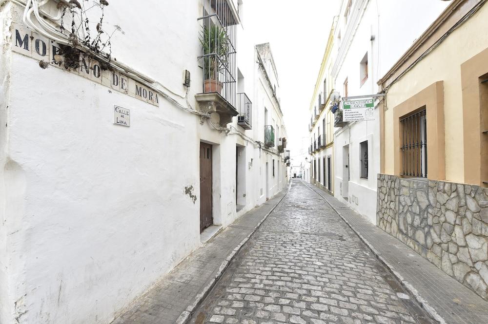 إولي تاريفا أبارتمنتس تفاصيل الفندق من الخارج