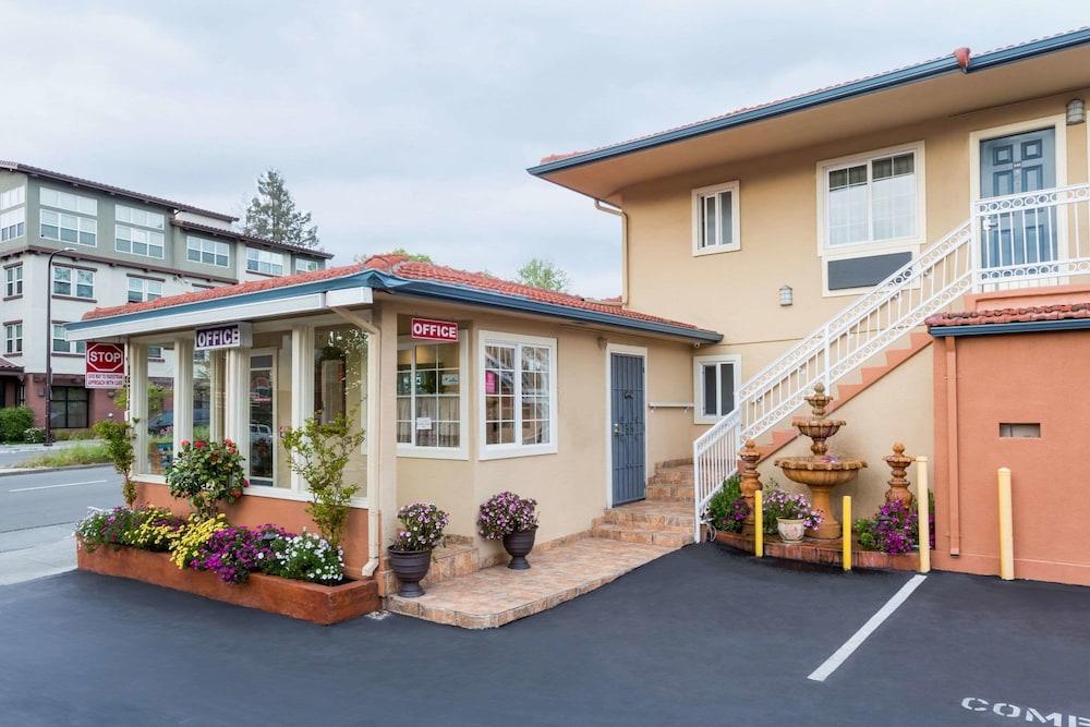 Howard Johnson by Wyndham Berkeley Exterior