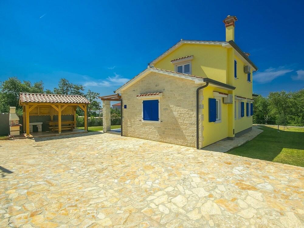 مودرن فيلا إن بورك وذ برايفت بول الصورة الأساسية